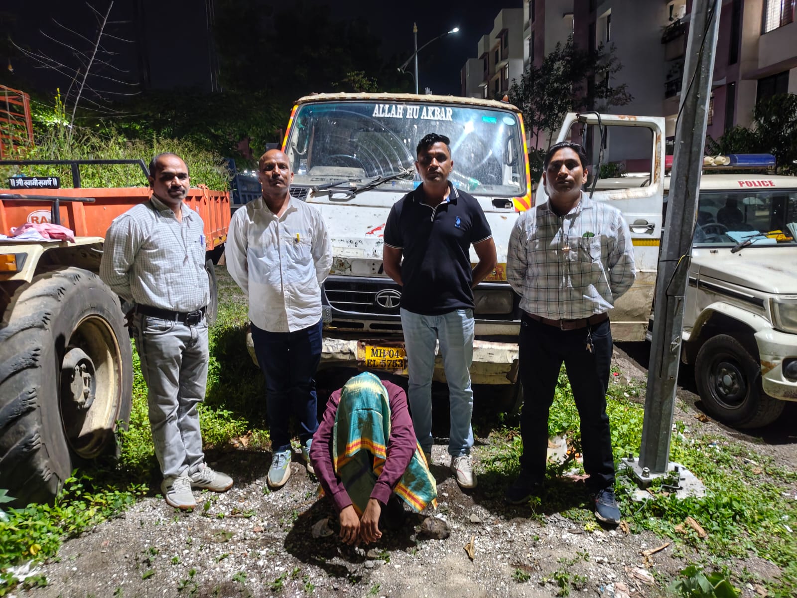 स्थानिक गुन्हे शाखेची हरदडा फाट्याजवळ रेती तस्करी वाहनावर धाड. वाहनासह एकास अटक